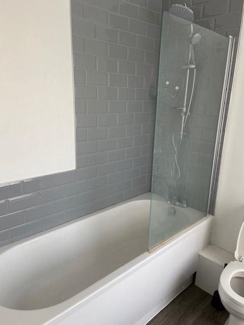 46 SPR F2, bathroom.