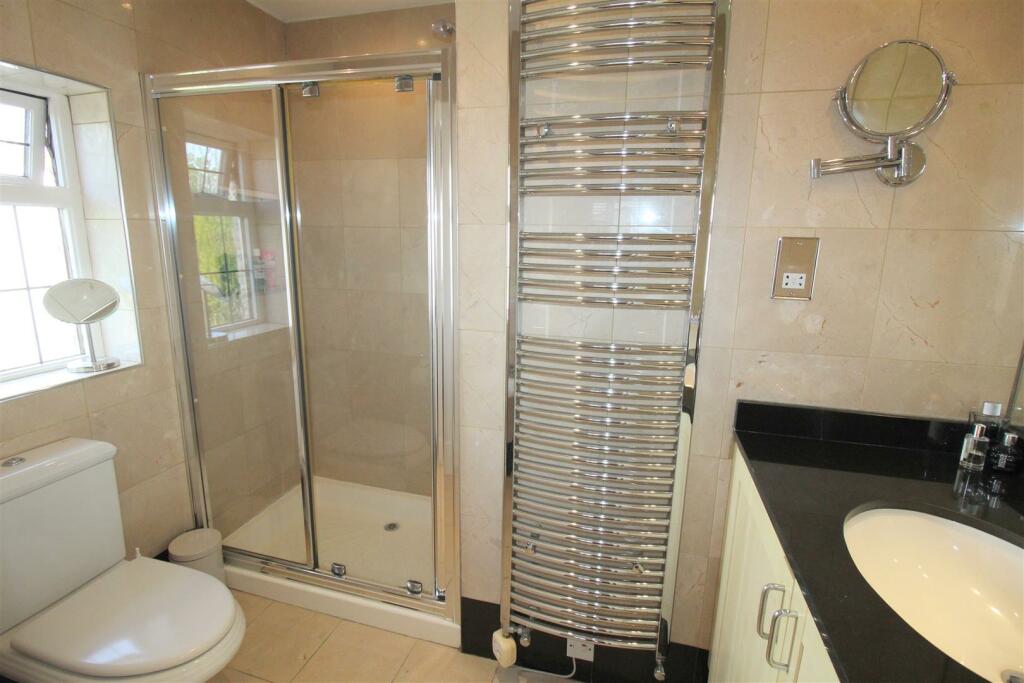 St Annes Road East, 202, en suite.JPG