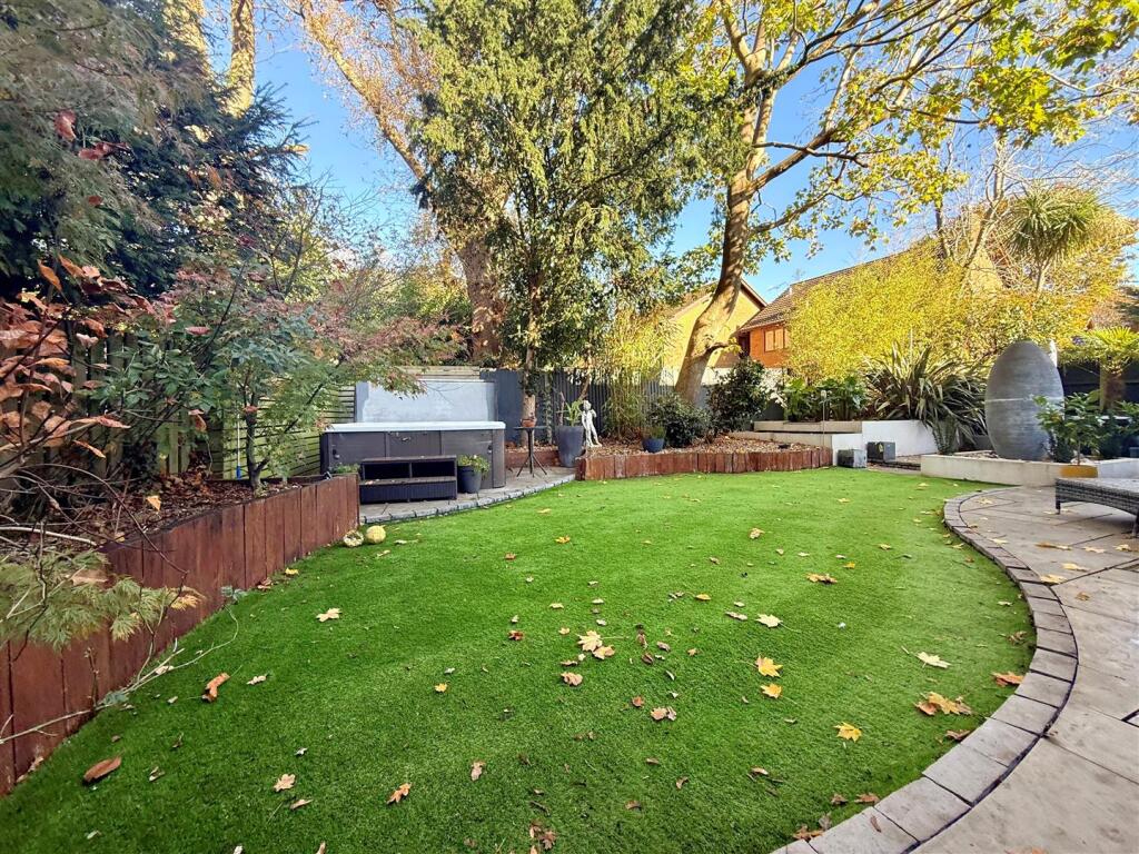 Maytree Close, Locks Heath