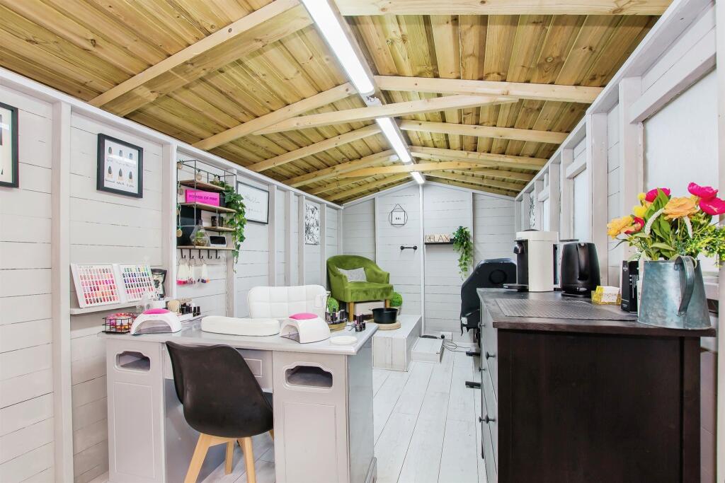 Salon / Office