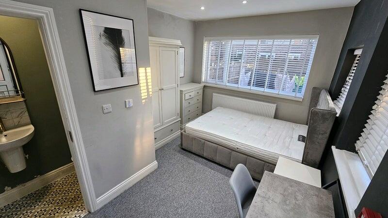 A bright and well-maintained double bedroom fea...