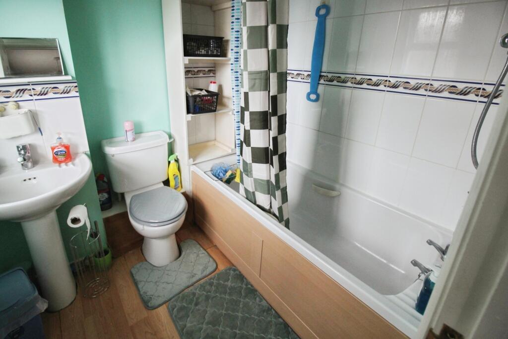 pbox-bathroom-341820.JPG
