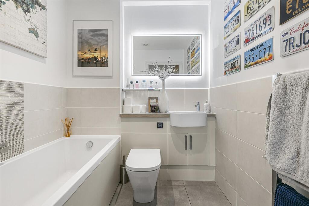 bathroom2 eaton H1_54356.jpg