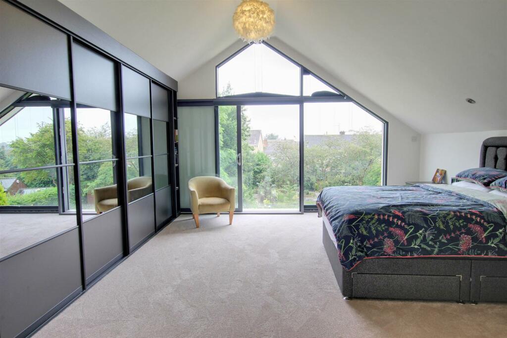 MASTER BEDROOM (REAR)