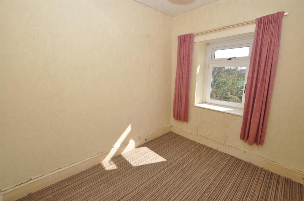 Front bedroom 3