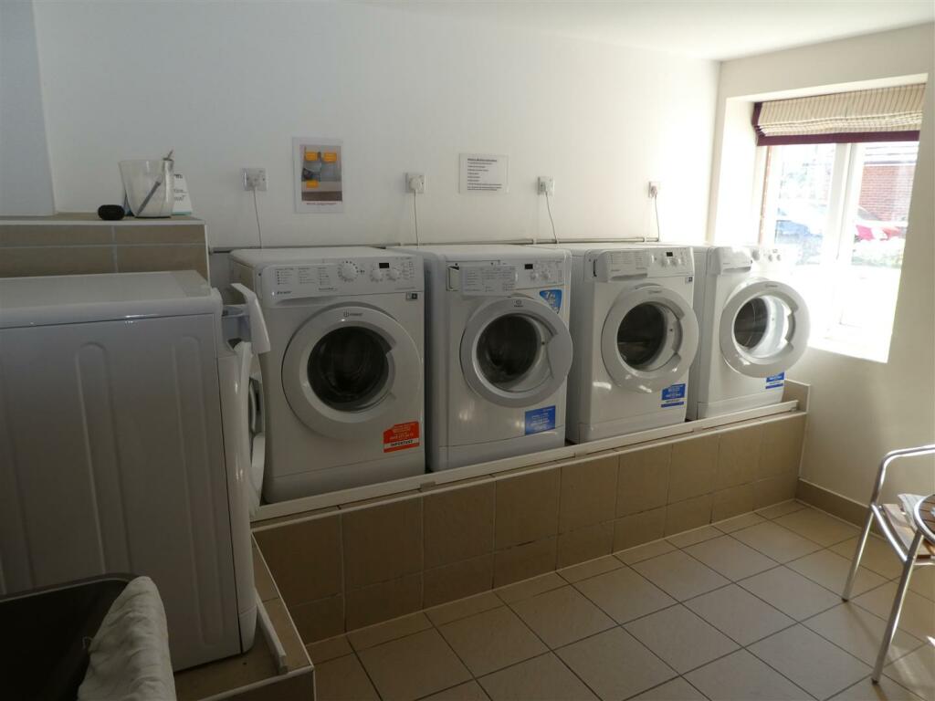 laundry room.JPG