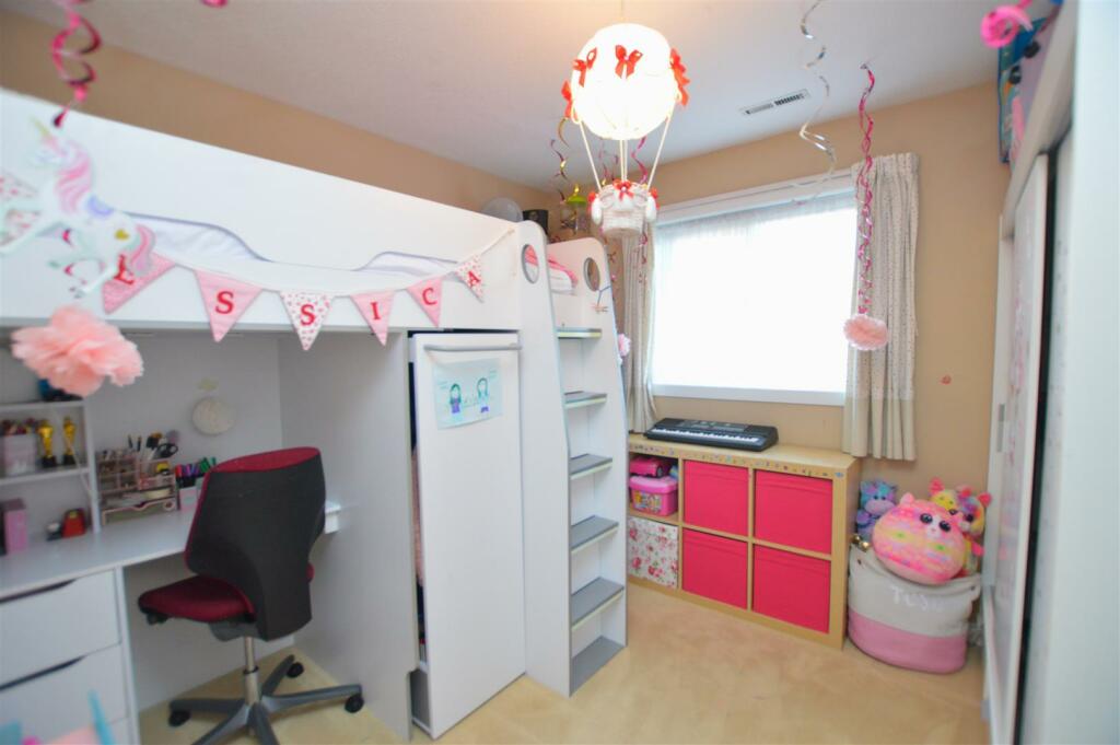 24 Thatchers Way bed3.JPG