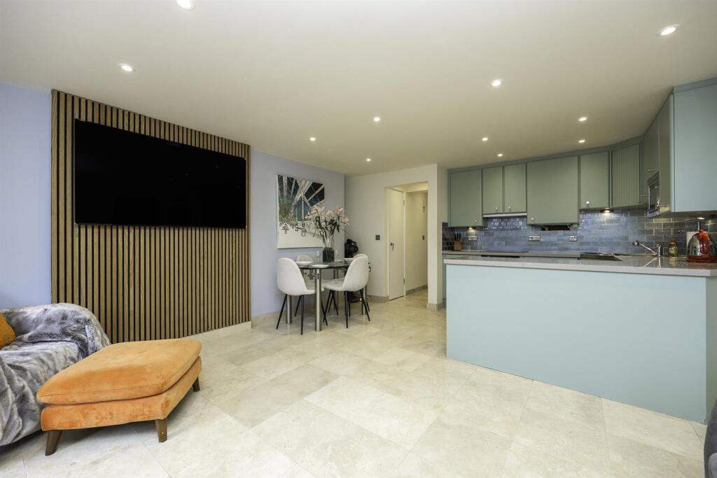 Lounge/Dining Kitchen