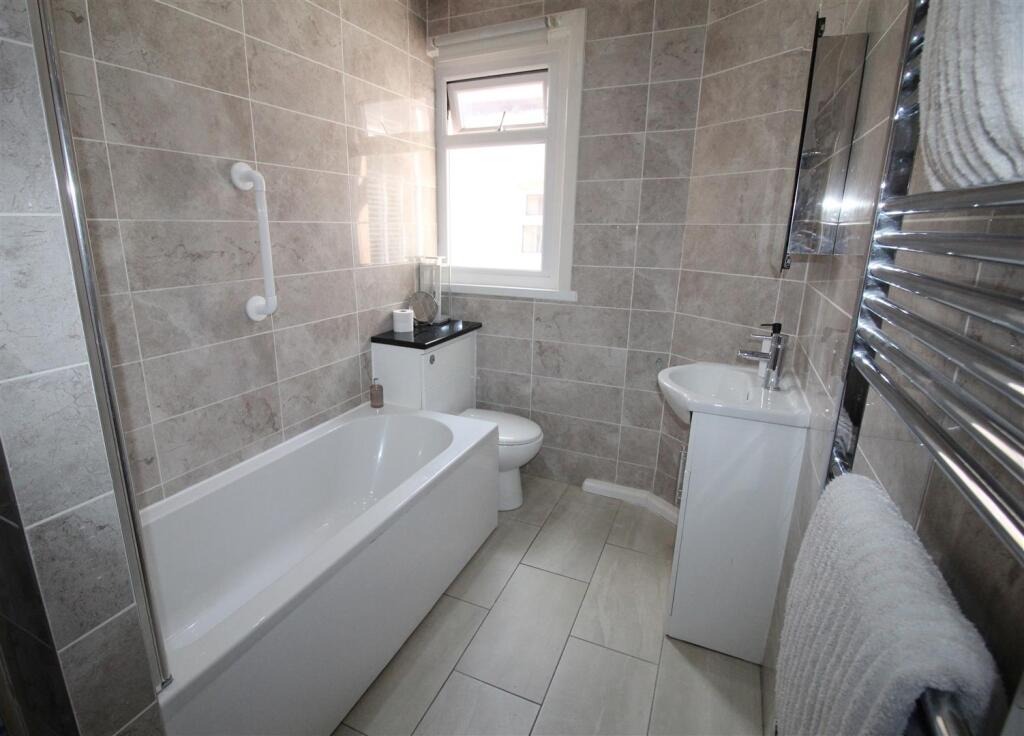 Park Rd, 50A, bathroom.JPG