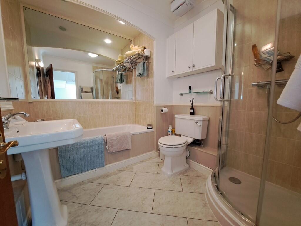 EN SUITE BATHROOM/WC