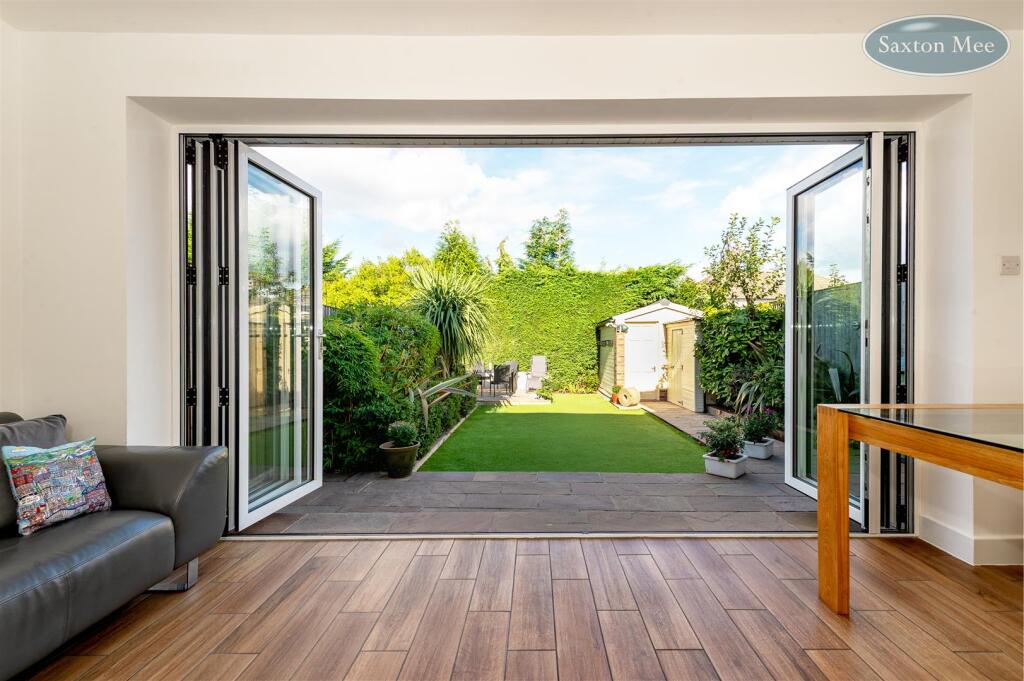 54 Stanwood Crescent - dining room 3675.jpg