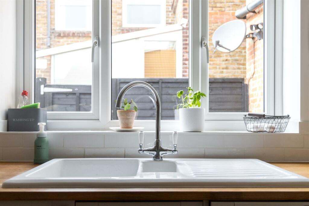 Pavillion Road, 77-022.jpg