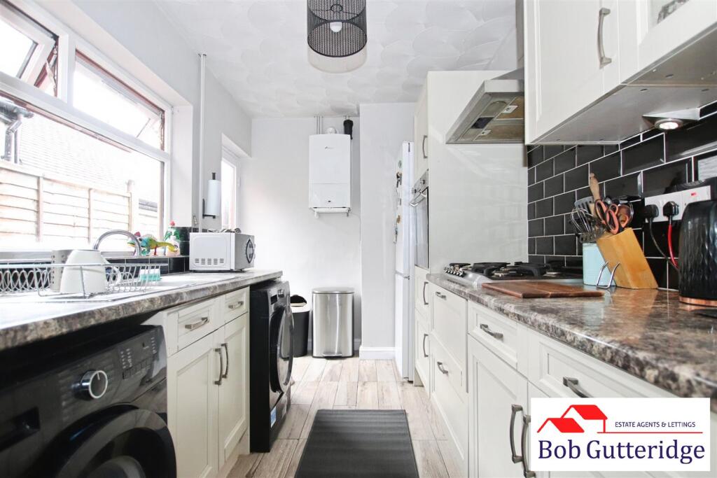 FITTED KITCHEN