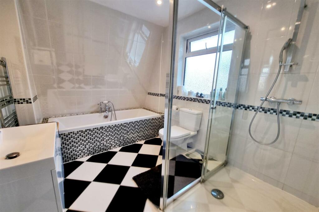 MODERN BATHROOM: