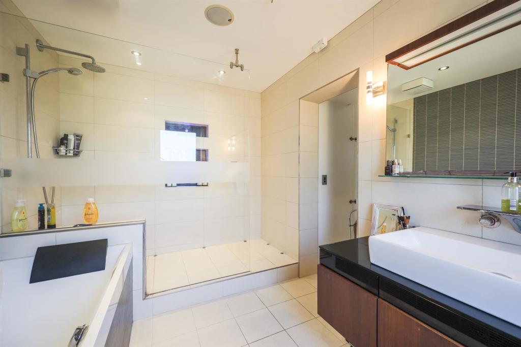En-suite Bedroom 1