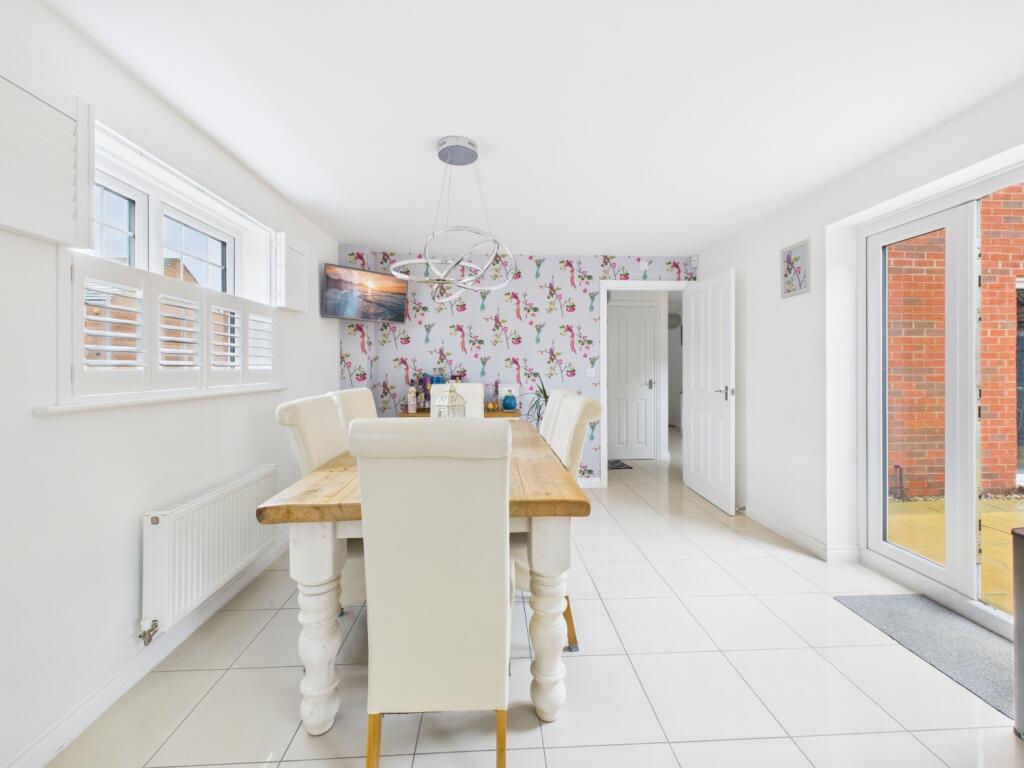 8. CAM04922G0-PR0070-STILL010