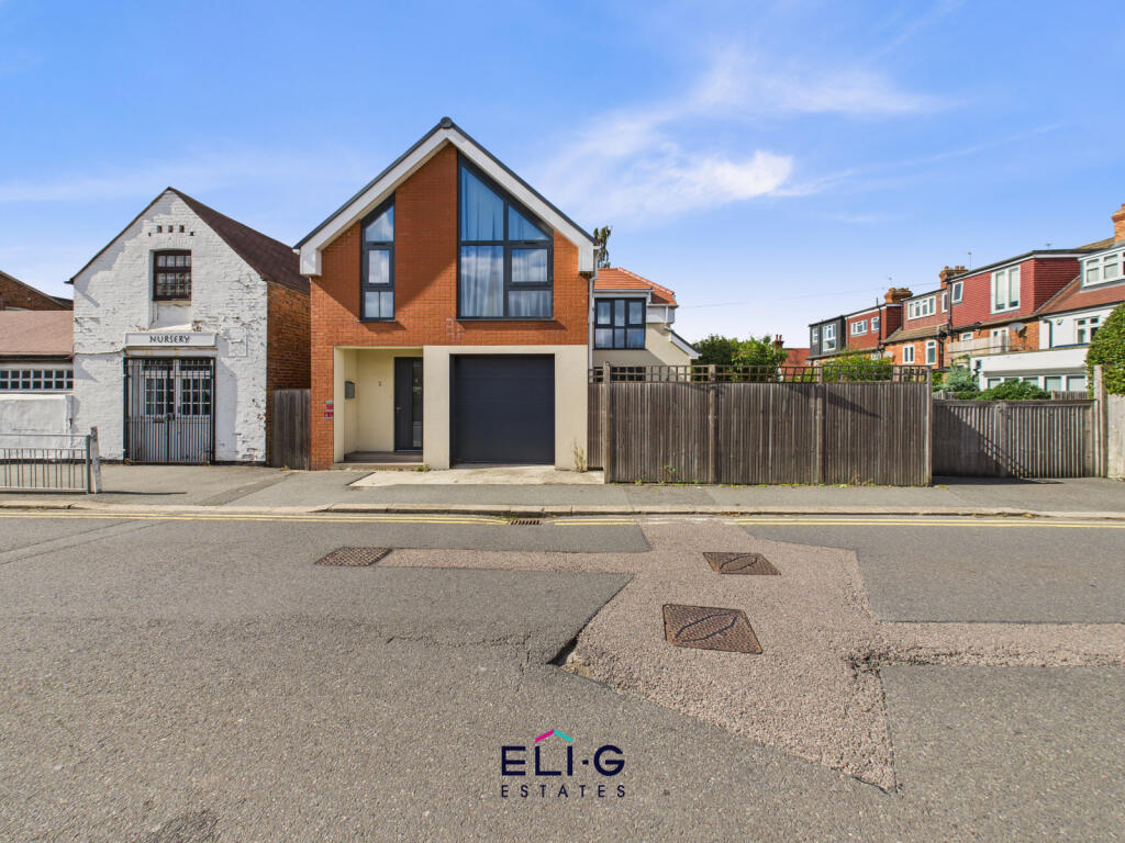 A modern detached 3 bedroom house with integrated