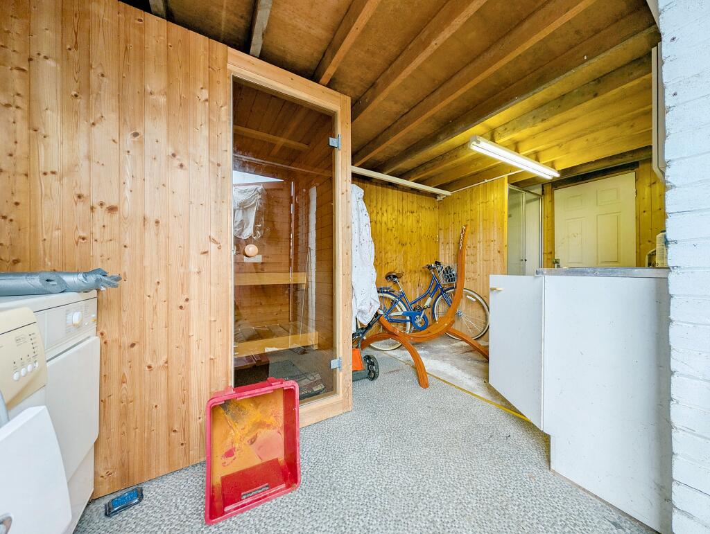 Sauna &amp; Garage