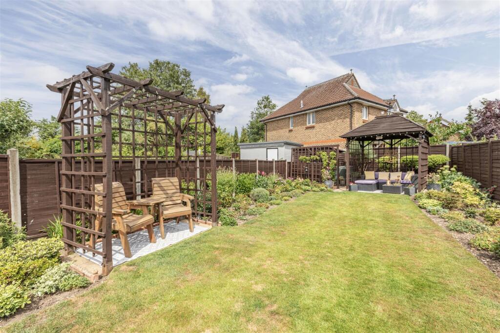 26 School Lane, Addlestone, KT15 1TB - 30.jpg