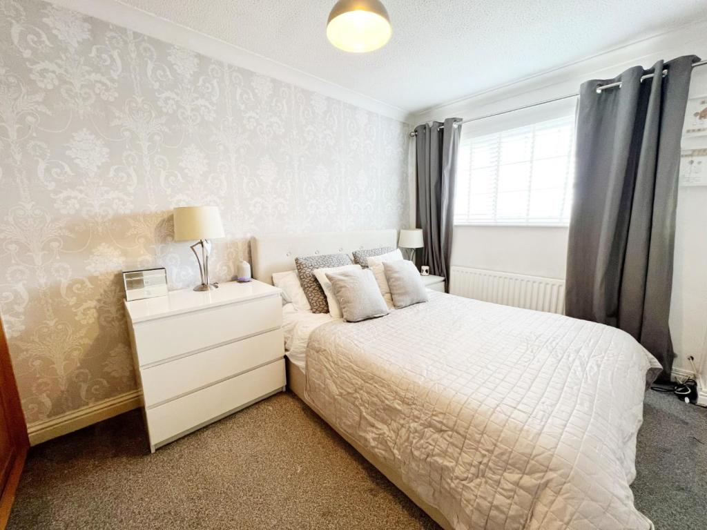 Bedroom 1 pic 1.jpg