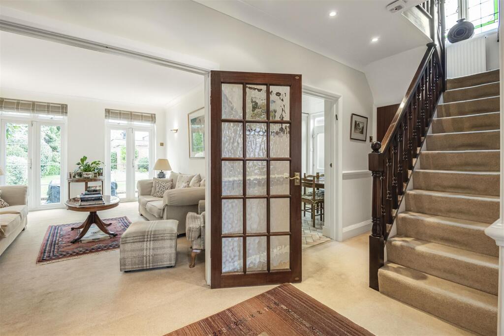 'L' -SHAPED ENTRANCE HALL: PIC. 1