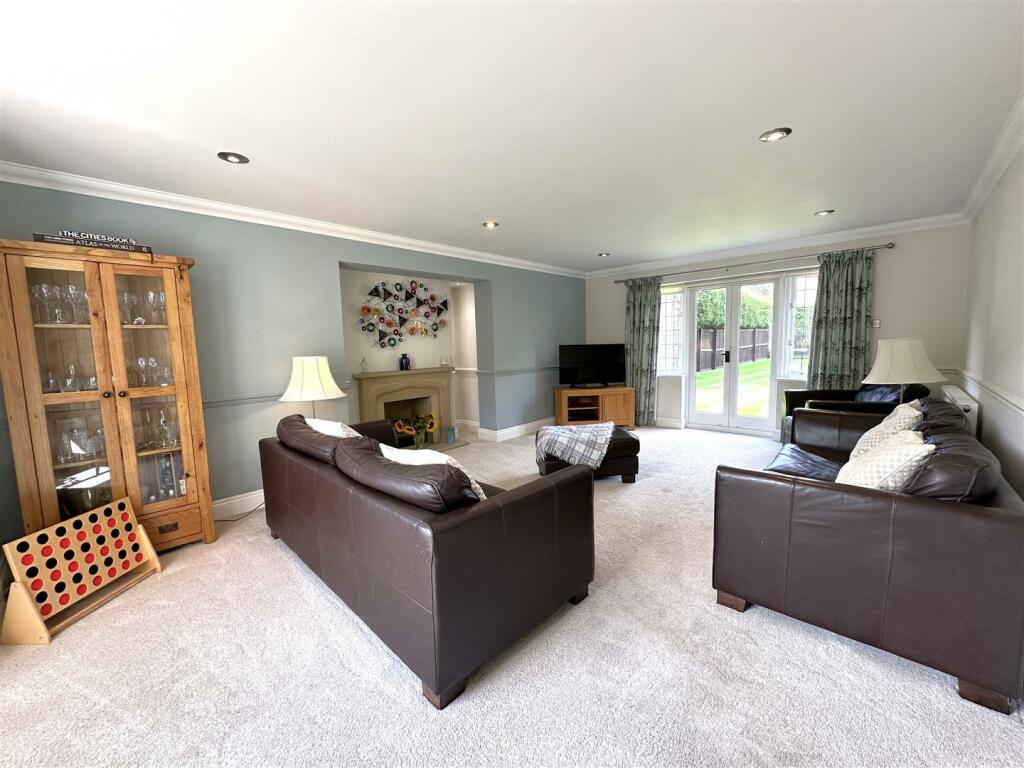 Spacious Living Room 468