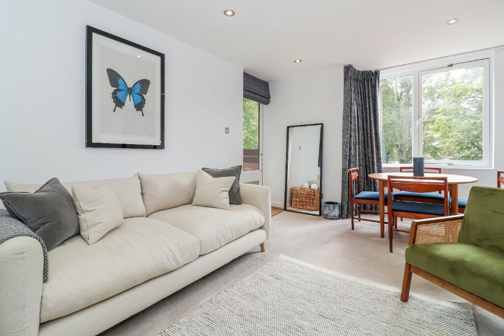 Sitting/dining room