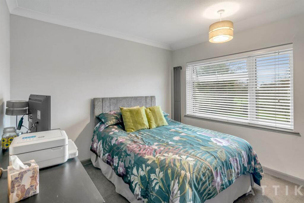 3 Kennedy Avenue, Halesworth, IP19 8EF (8).jpg