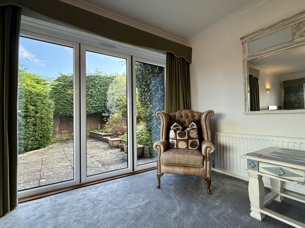 Living Room Bi-Fo...