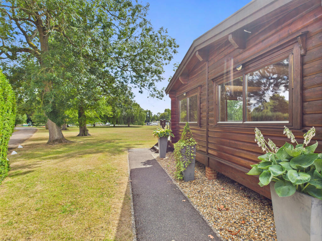 CAM01354G0-PR0557-STILL021