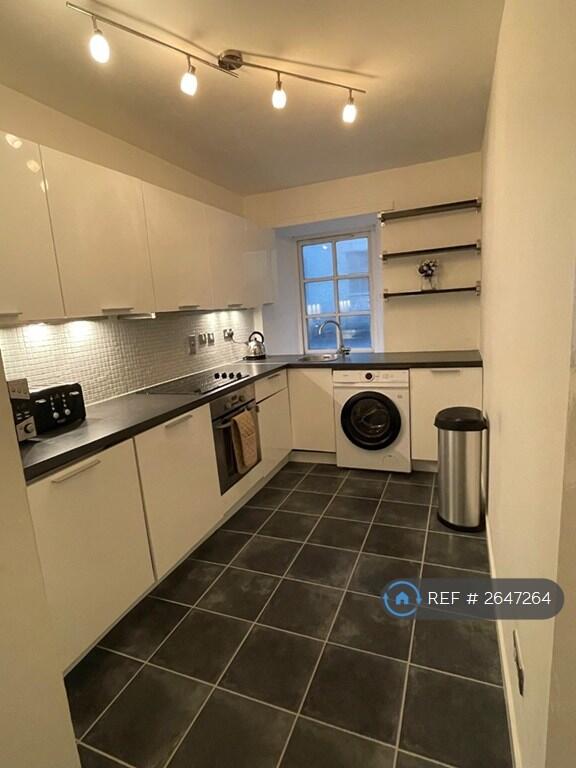 Fully Fitted Kitchen With Modern Appliances 