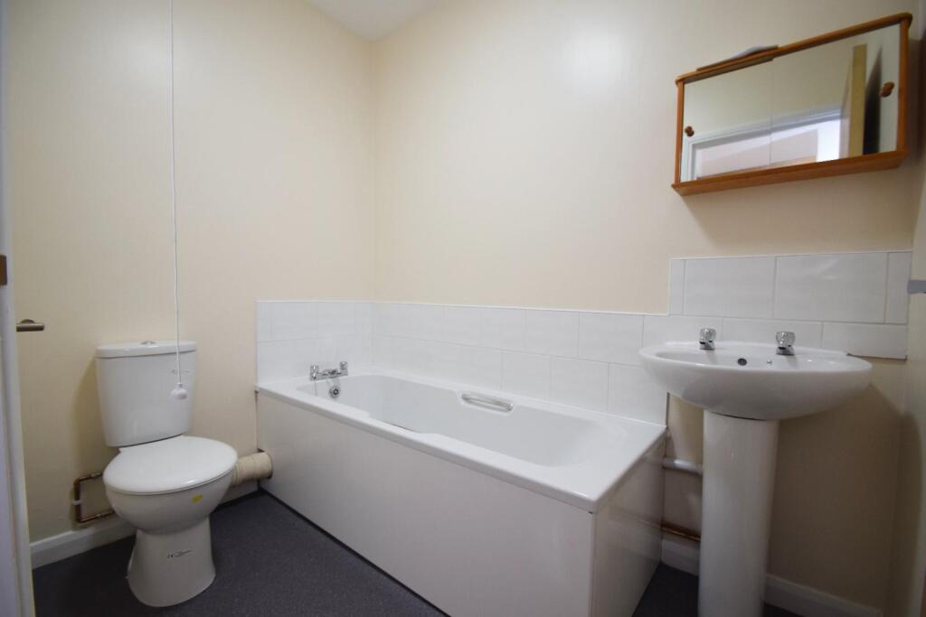 6, Hyde Court 32-34 Grove Road Bathroom.JPG