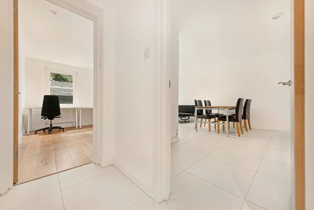 Hallway (2).jpg