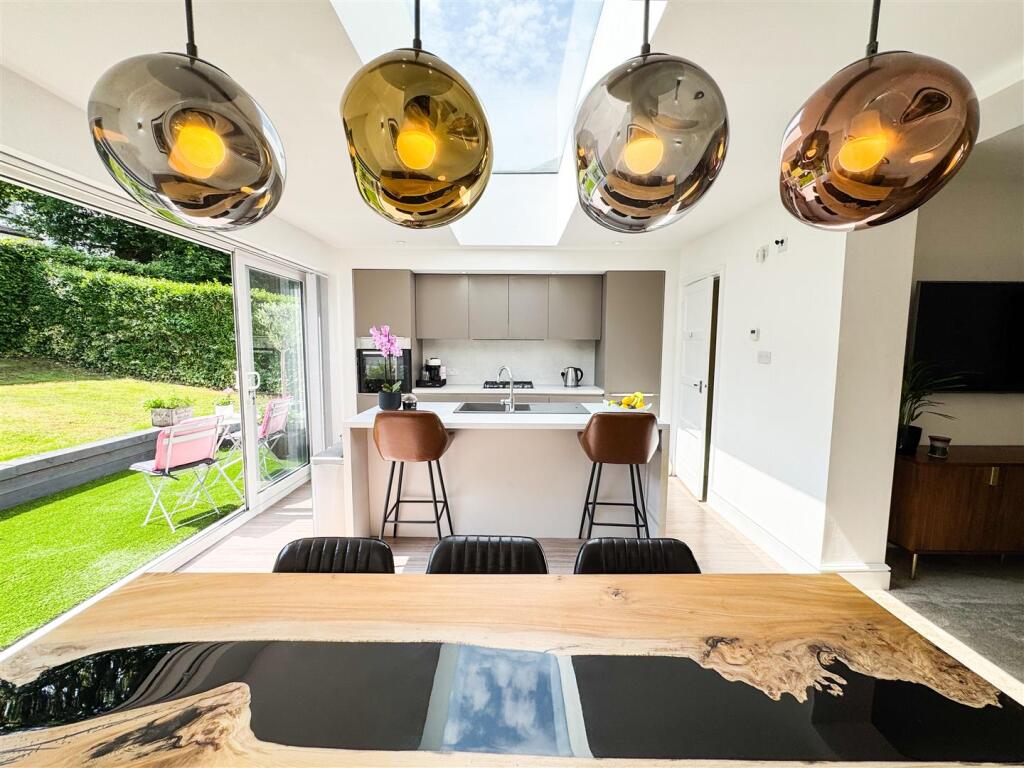 OPEN PLAN FAMILY ROOM BREAKFAST KITCHEN DINING