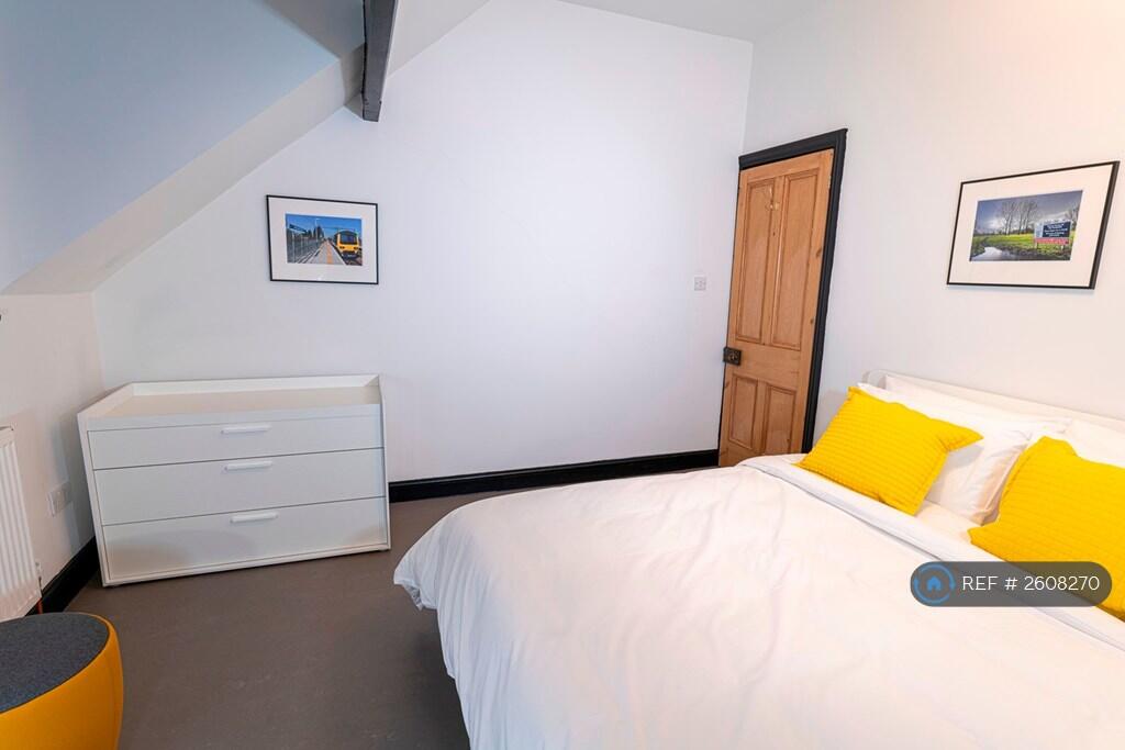 Rear Bedroom Chest Of Drawers