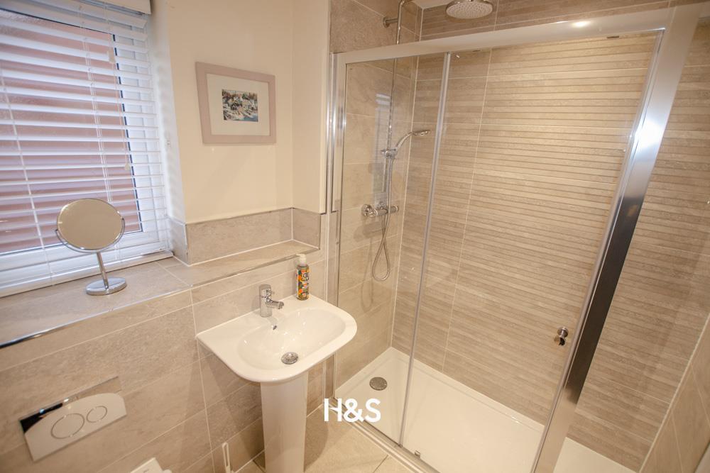 7 Dewberry Road - bedroom one en suite.jpg