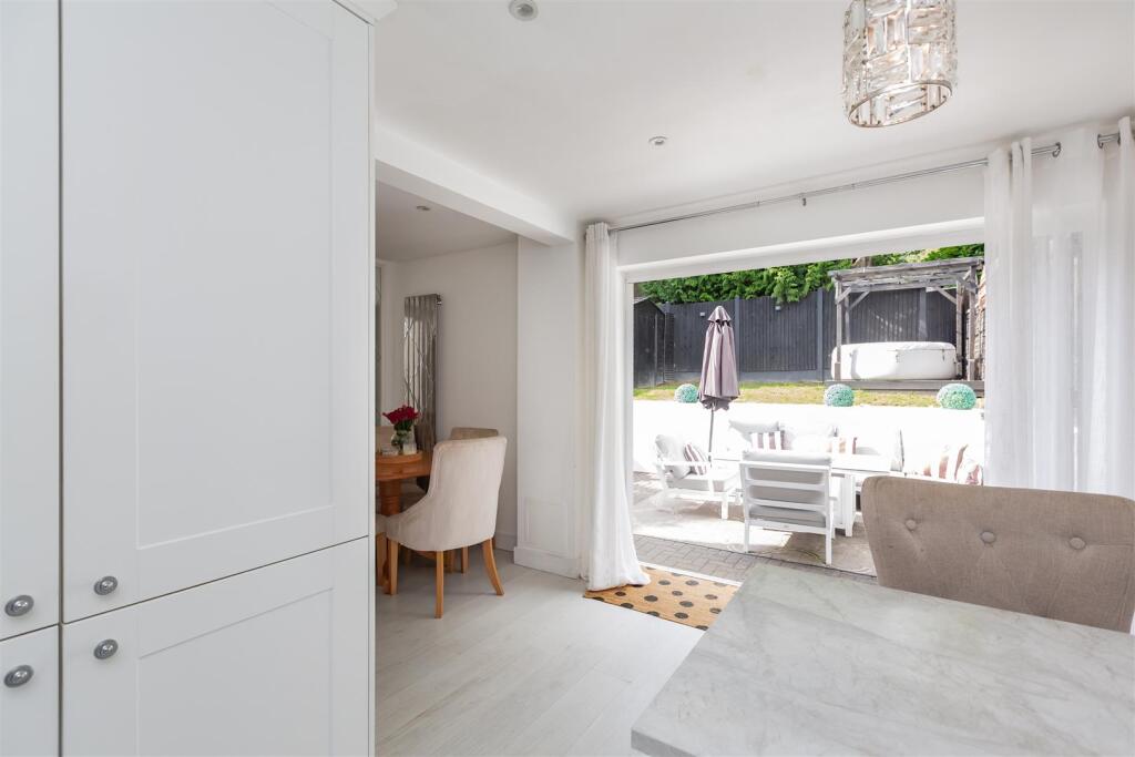 Kitchen/Breakfast/Dining Area