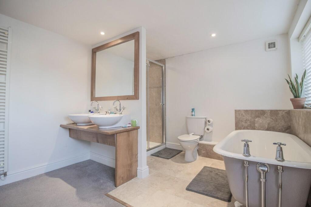 31 Well Street [Principal Bedroom En-Suite] 01.jpg