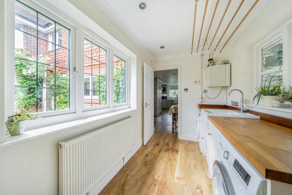 1295440-4-682df07...