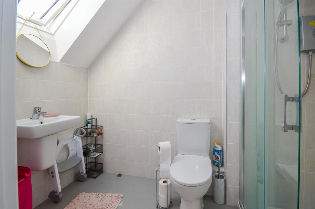 EN SUITE SHOWER ROOM