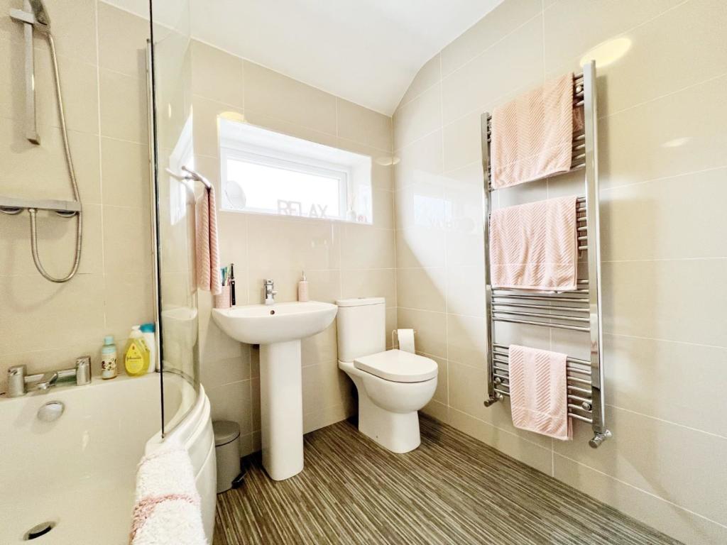 Bathroom pic 3.jpg