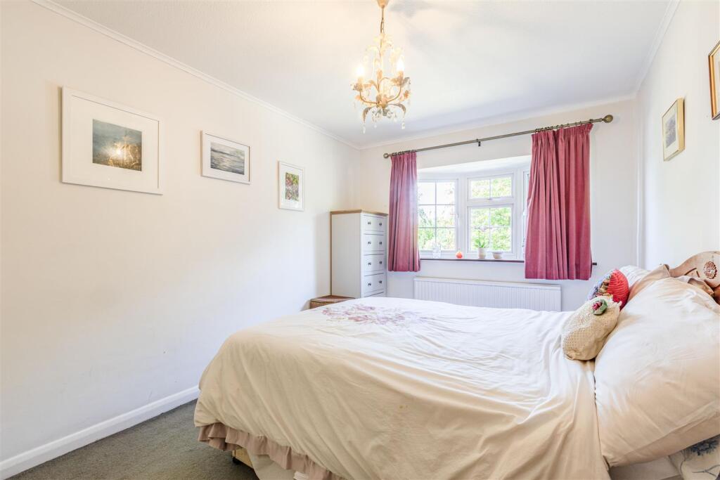 4 Digby Way, Byfleet - 4.jpg