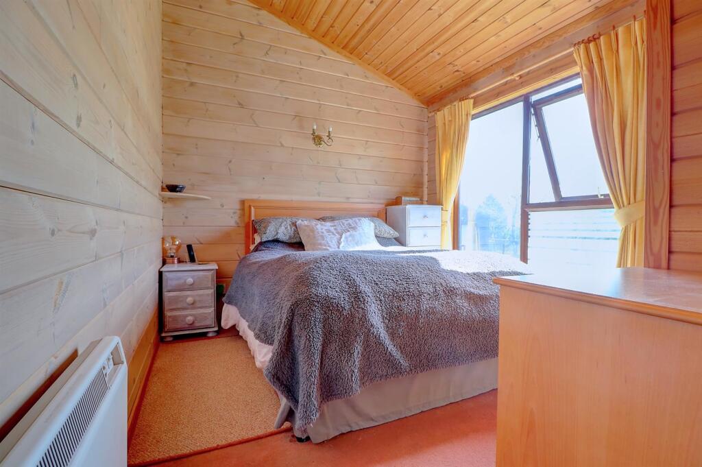 Bedroom 1 .1.jpg