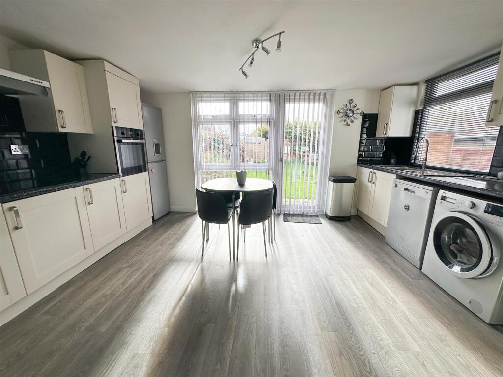 KITCHEN/BREAKFAST ROOM