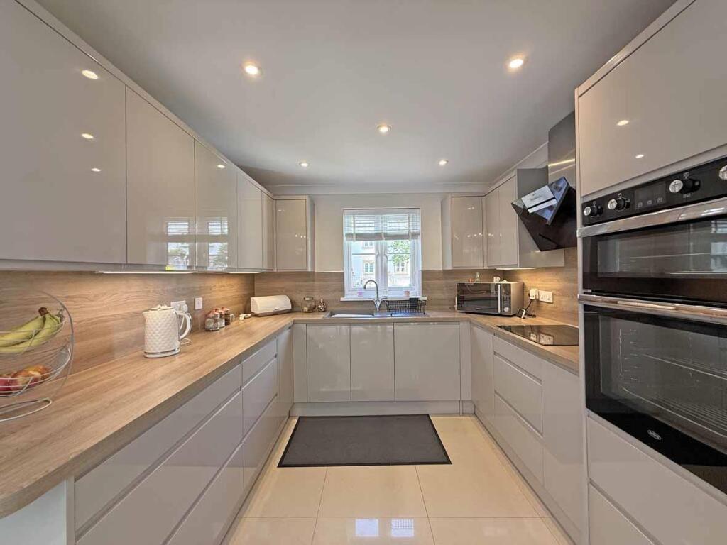 Captains Gardens 7 - Kitchen.jpg