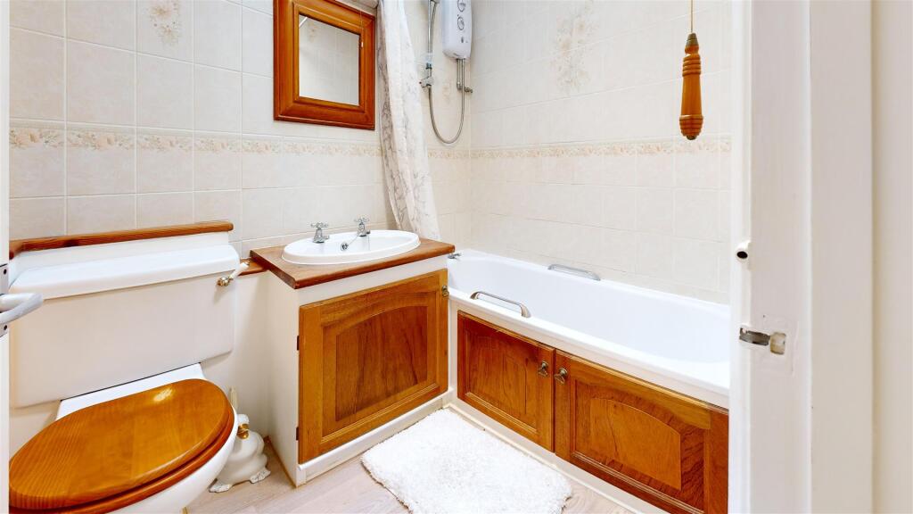 -Tobys-Close-Bathroom.jpg