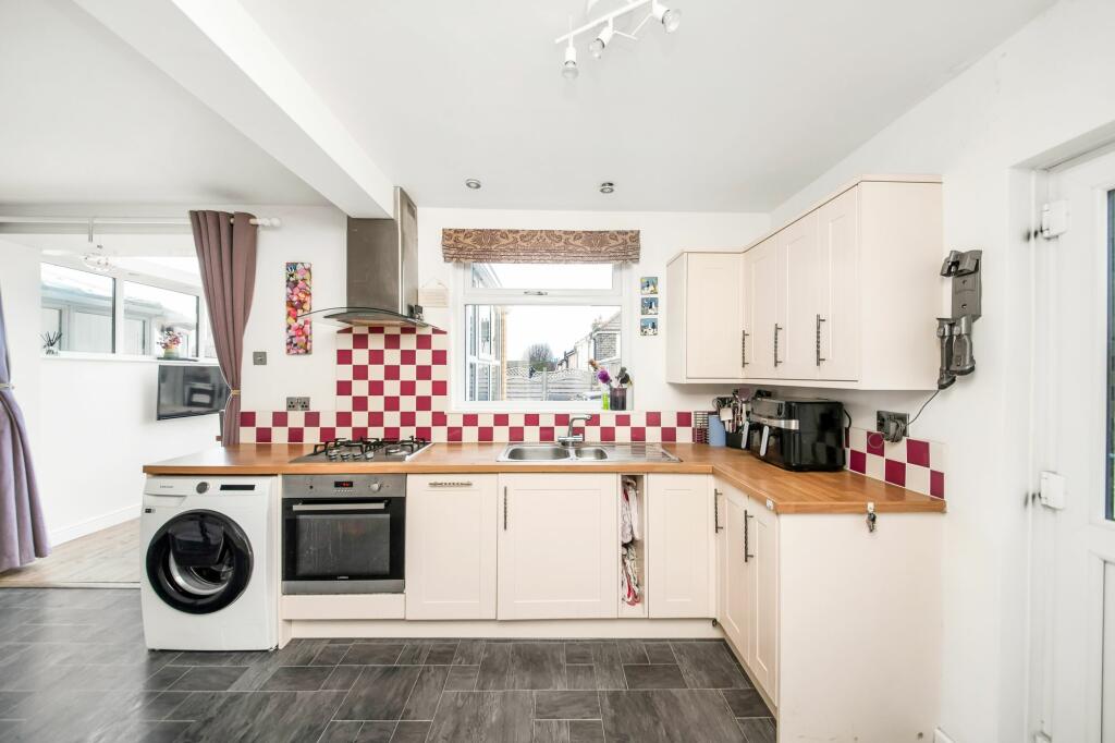 OPEN-PLAN DINING KITCHEN CONT.