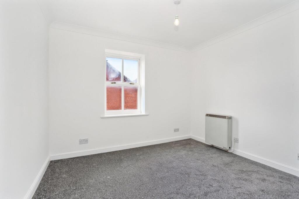 8 Gunnel Court CR4 bedroom 11.jpg