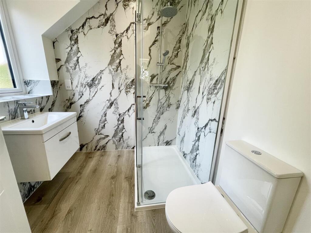 Ensuite 2.jpg