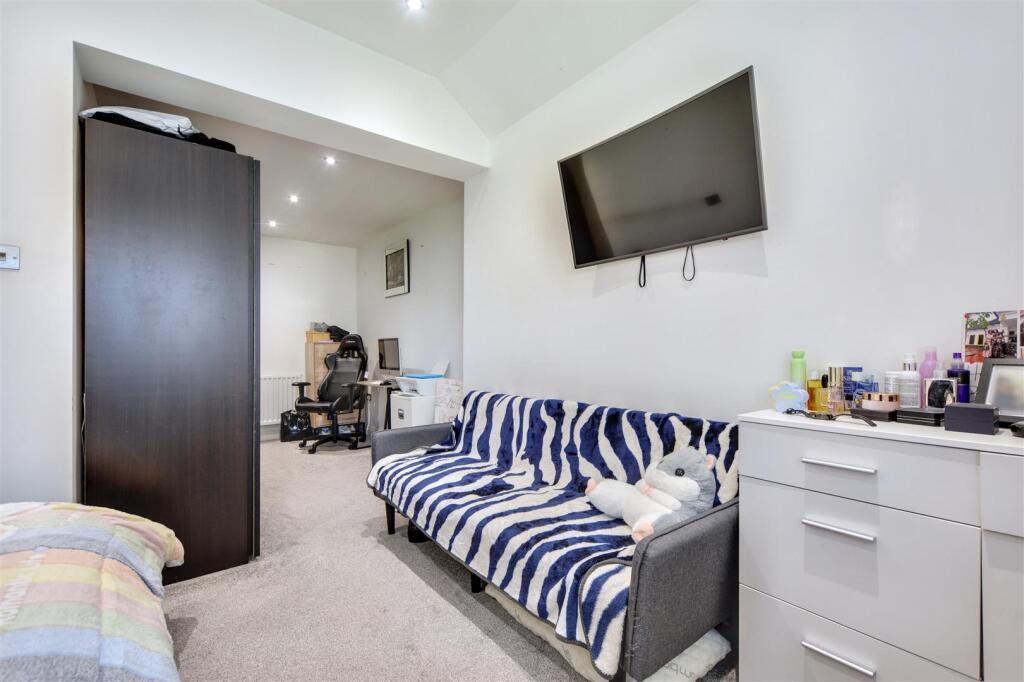 Bedroom One (6).jpeg